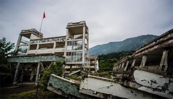 梦见山崩地裂逃生成功