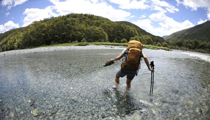 梦见趟水前行