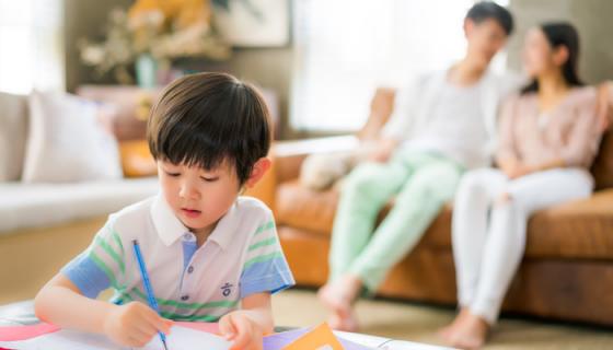 女人梦见小孩从高处摔下来