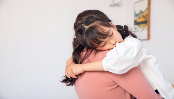 梦见抱别人的小女孩是什么意思